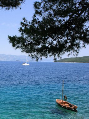 Hırvatistan 'ın Korcula kentinde güzel mavi deniz manzarası çekildi