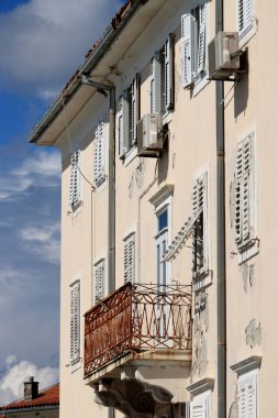 Hırvatistan 'ın Krk adasındaki eski Krk kentinde antik bir ev