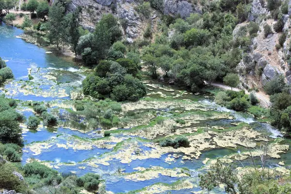 Roski şelalesinin yakınındaki Krka nehri, NP. Krka, Hırvatistan