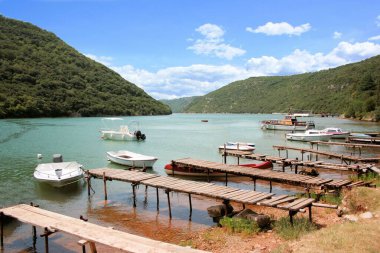 Hırvatistan 'ın Istria kentindeki Lim Fjord veya Lim kanalının küçük limanı