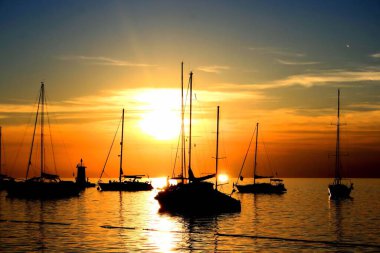 Hırvatistan 'ın Losinj adasının Veli Losinj limanında gün batımı
