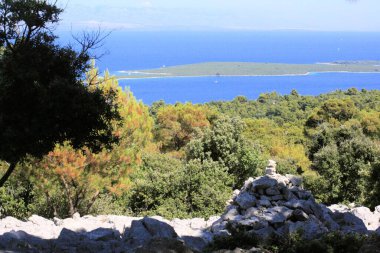 Tepenin zirvesi, Veli Losinj, Losinj adası, Hırvatistan