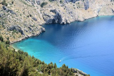 Hırvatistan 'ın Makarska kenti yakınlarındaki mavi koy