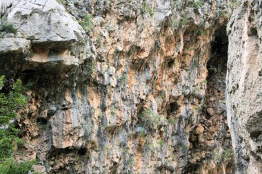 N.P. 'nin kayalarındaki kırmızı renk. Paklenica 