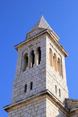 Hırvatistan 'ın Pakostan kentinin sevimli çan kulesi