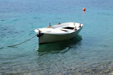 Mavi denizde beyaz tekne, Orebiç, Peljesac yarımadası, Hırvatistan
