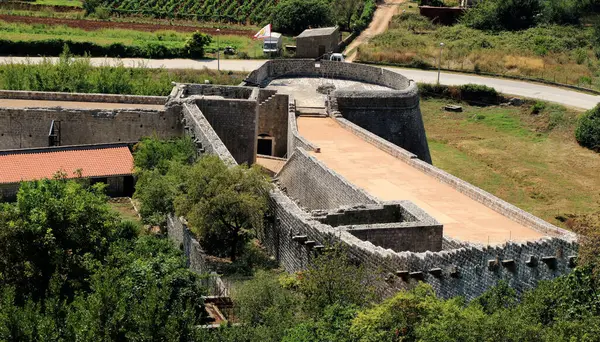 Hırvatistan 'ın Ston, Peninsula Peljesac kentinin antik savunma duvarlarına bakış