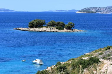 Hırvatistan 'ın Primosten kenti yakınlarındaki ada