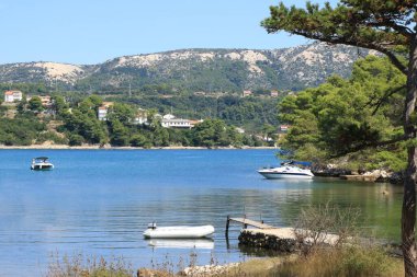 Frankj 'daki sevimli küçük körfez, ada Rab, Hırvatistan