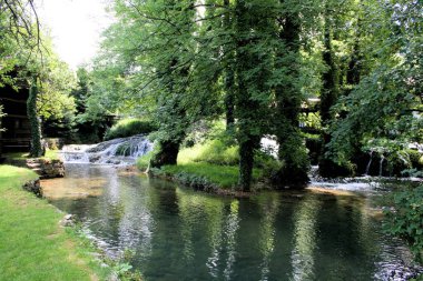 Hırvatistan 'ın eski değirmen kasabası Rastoke' taki nehir