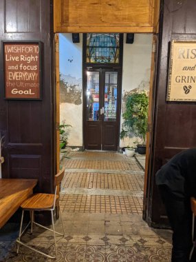 Semarang şehrinde klasik tarzlı geleneksel yemek odası restoranı. Kapılar ve ahşap masa. Fotoğraf restoran arkaplanı, iç poster ve gezgin içeriği medyası için kullanılabilir.