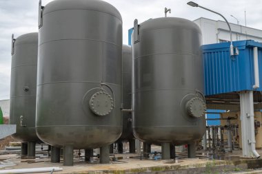 Elektrik santrali projesinde hava kompresörü için hava alıcısı tankı. Fotoğraf endüstri arka plan fotoğrafçılığı, elektrik santrali posteri ve elektrik içeriği medyası için kullanılabilir.