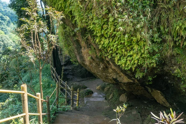 Caminho Que Vai Para Grande Caverna Floresta Tropical Quando Estação — Fotografia de Stock
