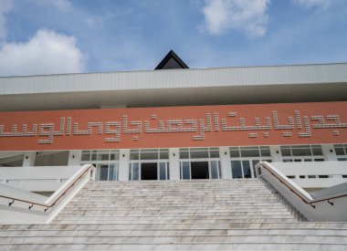 Semarang Central Java 'daki büyük cami, gündüz vakti mavi gökyüzü ve bulutlu. Fotoğraf Ramadhan posteri ve Müslüman içerik medyası için uygun.