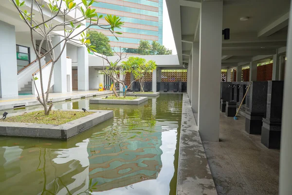 İç agung camii wudhu bölgesi, çeşme ve çatı. Fotoğraf Ramadhan posteri ve Müslüman içerik medyası için uygun.