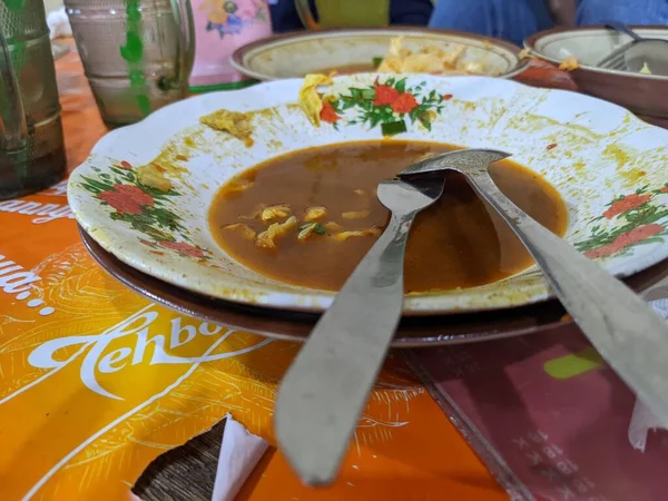 전통적 식당에서 식사를 후에는 접시와 접시를 놓는다 사진은 포스터 컨텐츠 — 스톡 사진