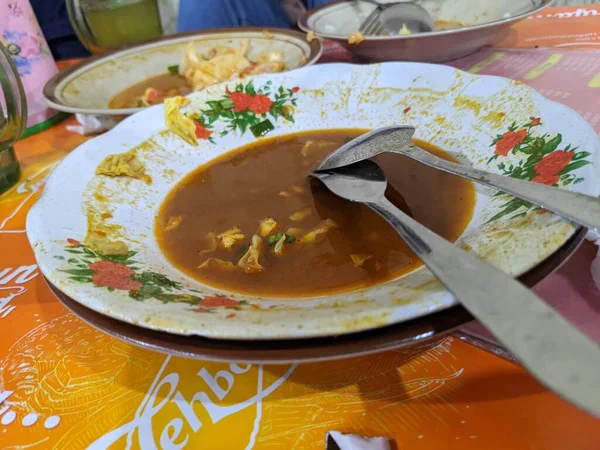 전통적 식당에서 식사를 후에는 접시와 접시를 놓는다 사진은 포스터 컨텐츠 — 스톡 사진