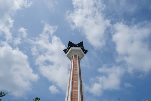セマラン中央ジャワ島のグレート アグン モスクの主塔は 昼と青い空 写真は ラマダーンのポスターやイスラム教徒のコンテンツメディアに適しています — ストック写真