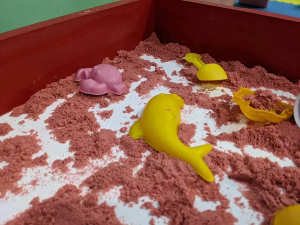 Nisip Roșu Construi Pentru Jucării Pentru Copii Turnare Fotografia Este — Fotografie, imagine de stoc