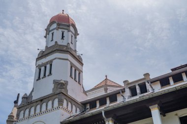 Semarang Merkez Cava 'nın eski köşkünde mavi gökyüzü olan bir kule. Fotoğraf seyahat hedefi, tatil posteri ve seyahat içeriği medyası için kullanılabilir.