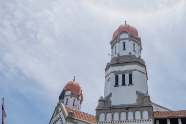 Semarang Merkez Cava 'nın eski köşkünde mavi gökyüzü olan bir kule. Fotoğraf seyahat hedefi, tatil posteri ve seyahat içeriği medyası için kullanılabilir.