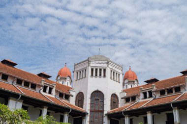 Semarang Merkez Cava 'nın eski köşkünde mavi gökyüzü olan bir kule. Fotoğraf seyahat hedefi, tatil posteri ve seyahat içeriği medyası için kullanılabilir.