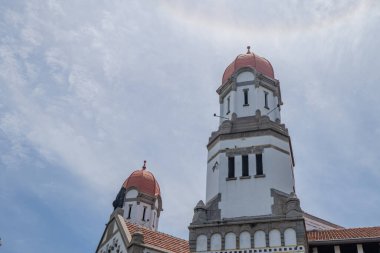 Semarang Merkez Cava 'nın eski köşkünde mavi gökyüzü olan bir kule. Fotoğraf seyahat hedefi, tatil posteri ve seyahat içeriği medyası için kullanılabilir.