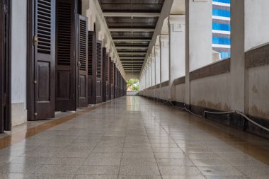 Semarang Central Cava 'daki eski malikanenin içindeki koridor. Fotoğraf seyahat hedefi, tatil posteri ve seyahat içeriği medyası için kullanılabilir.