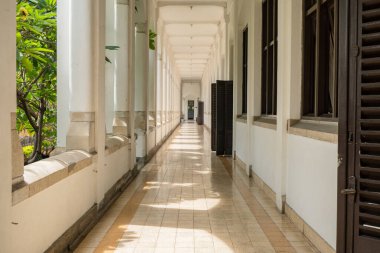 Semarang Central Cava 'daki eski malikanenin içindeki koridor. Fotoğraf seyahat hedefi, tatil posteri ve seyahat içeriği medyası için kullanılabilir.