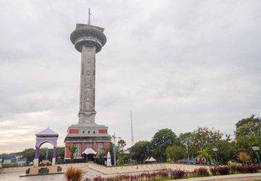 Semarang Central Java 'daki Büyük Agong Camii' ndeki ana kulede gündüz vakti ve mavi gökyüzü. Fotoğraf Ramadhan posteri ve Müslüman içerik medyası için uygun.