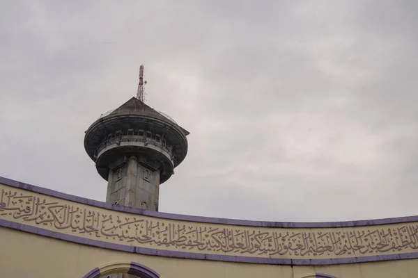 자바섬 중부에 그레이트 모스크의 타워는 과푸른 하늘이었다 사진은 포스터와 이슬람 — 스톡 사진