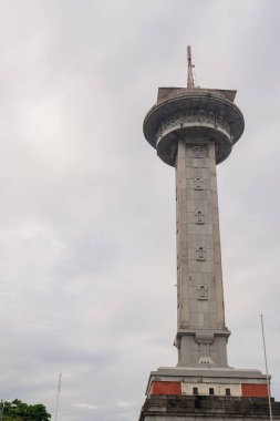 Semarang Central Java 'daki Büyük Agong Camii' ndeki ana kulede gündüz vakti ve mavi gökyüzü. Fotoğraf Ramadhan posteri ve Müslüman içerik medyası için uygun.