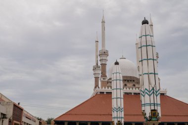 Gökyüzü bulutluyken Semarang Central Java 'da büyük bir cami. Fotoğraf Ramadhan posteri ve Müslüman içerik medyası için uygun.