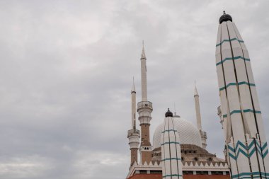 Gökyüzü bulutluyken Semarang Central Java 'da büyük bir cami. Fotoğraf Ramadhan posteri ve Müslüman içerik medyası için uygun.