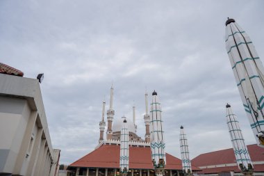 Gökyüzü bulutluyken Semarang Central Java 'da büyük bir cami. Fotoğraf Ramadhan posteri ve Müslüman içerik medyası için uygun.