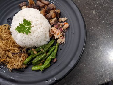 Nasi tumis füme biftek, Semarang Central Java 'nın geleneksel yiyeceği. Fotoğraf yemek arkaplanı, poster ve yiyecek içeriği medyası için kullanılabilir.