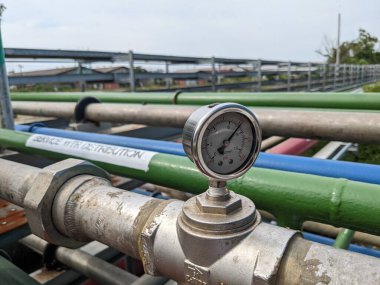 Elektrik santrali projesinde servis havası için basınç göstergesi. Fotoğraf endüstri arka plan fotoğrafçılığı, elektrik santrali posteri ve elektrik içeriği medyası için kullanılabilir.