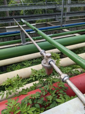 Elektrik santrali projesinde servis havası için basınç göstergesi. Fotoğraf endüstri arka plan fotoğrafçılığı, elektrik santrali posteri ve elektrik içeriği medyası için kullanılabilir.