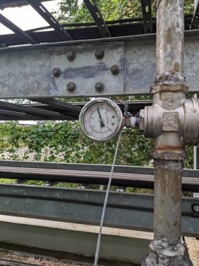 Elektrik santrali projesinde servis havası için basınç göstergesi. Fotoğraf endüstri arka plan fotoğrafçılığı, elektrik santrali posteri ve elektrik içeriği medyası için kullanılabilir.