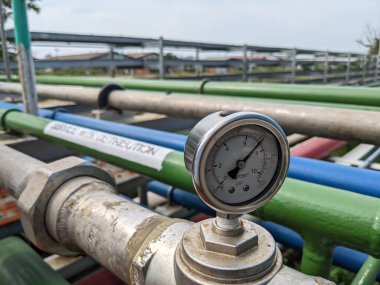 Elektrik santrali projesinde servis havası için basınç göstergesi. Fotoğraf endüstri arka plan fotoğrafçılığı, elektrik santrali posteri ve elektrik içeriği medyası için kullanılabilir.