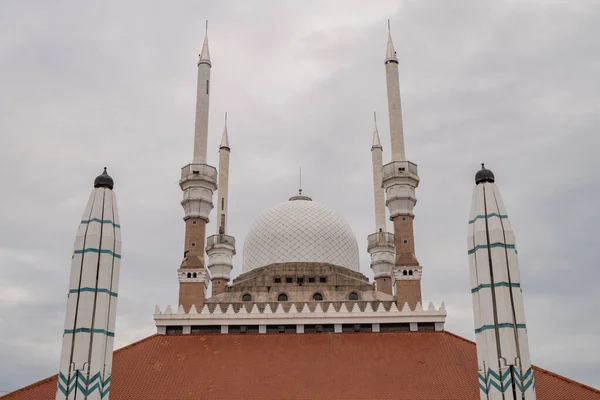 セマラン中央ジャワ島の偉大なモスク 曇りの空で一日の時間 写真は ラマダーンのポスターやイスラム教徒のコンテンツメディアに適しています — ストック写真