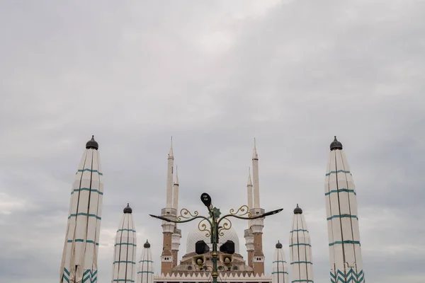 Большая Мечеть Центральной Яве Семаранг Дневное Время Облачным Небом Фотография — стоковое фото