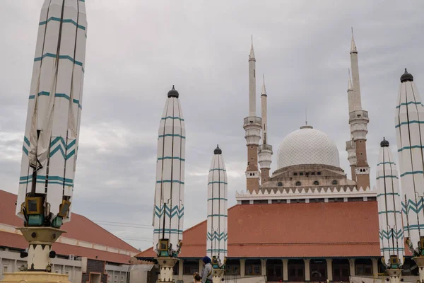 大清真寺位于爪哇三宝镇中部 当白日多云的时候 这张照片适用于拉马丹海报和穆斯林内容媒体 — 图库照片