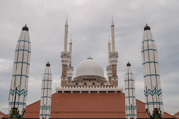 大清真寺位于爪哇三宝镇中部 当白日多云的时候 这张照片适用于拉马丹海报和穆斯林内容媒体 — 图库照片