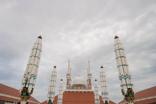 Большая Мечеть Центральной Яве Семаранг Дневное Время Облачным Небом Фотография — стоковое фото