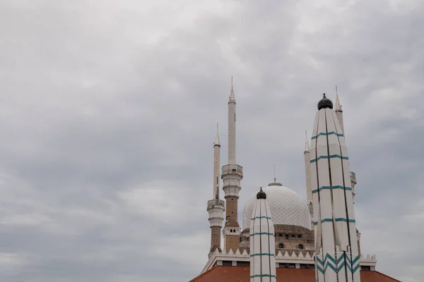 Велика Мечеть Центральній Яві Коли День Хмарним Небом Фотографія Підходить — стокове фото