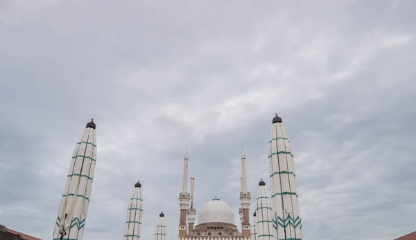 セマラン中央ジャワ島の偉大なモスク 曇りの空で一日の時間 写真は ラマダーンのポスターやイスラム教徒のコンテンツメディアに適しています — ストック写真