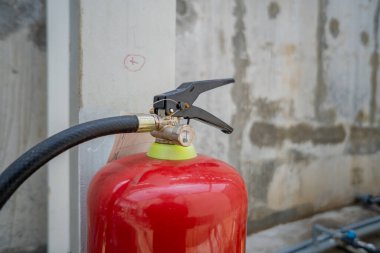 Acil yangın söndürme tüpü. Yangın söndürücü. Fotoğraf endüstri arka plan fotoğrafçılığı, elektrik santrali posteri ve güvenlik içeriği medyası için kullanılabilir.