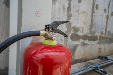 Acil yangın söndürme tüpü. Yangın söndürücü. Fotoğraf endüstri arka plan fotoğrafçılığı, elektrik santrali posteri ve güvenlik içeriği medyası için kullanılabilir.