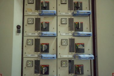 Voltaj elektrik santrali projesinin elektrik şalterini indir. Fotoğraf endüstri arka plan fotoğrafçılığı, elektrik santrali posteri ve elektrik içeriği medyası için kullanılabilir.